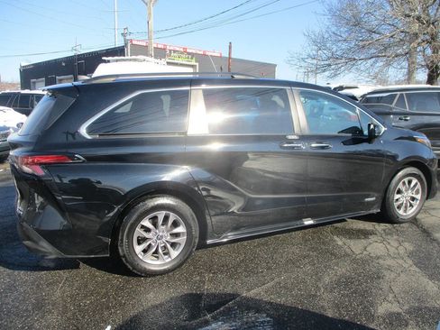 Used 2021 Toyota Sienna XLE image 5