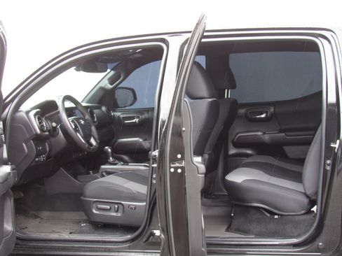 Used 2023 Toyota Tacoma TRD Off-Road w/ Technology Package AWD/4WD image 17