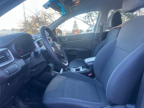 Used 2017 Kia Sorento LX image 3