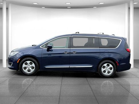 Used 2017 Chrysler Pacifica Touring-L Plus FWD image 4