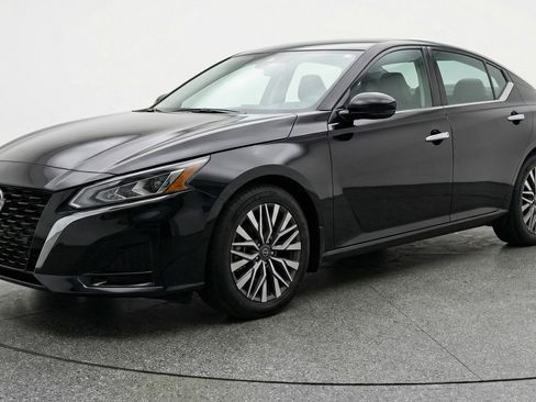 Used 2025 Nissan Altima 2.5 SV FWD image 3