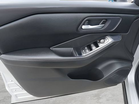 Used 2024 Nissan Rogue SV FWD image 15