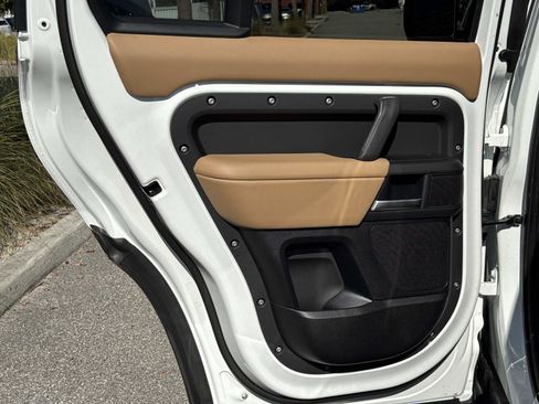 Used 2025 Land Rover Defender 110 X-Dynamic SE image 12