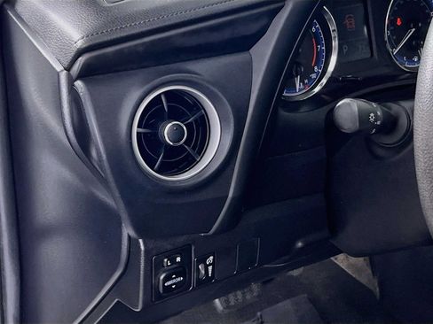 Used 2018 Toyota Corolla LE FWD image 10