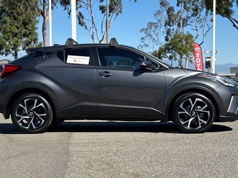 Used 2022 Toyota C-HR XLE image 3