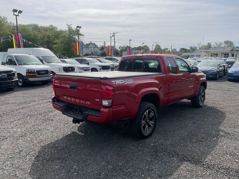 Used 2016 Toyota Tacoma TRD Sport AWD/4WD image 5