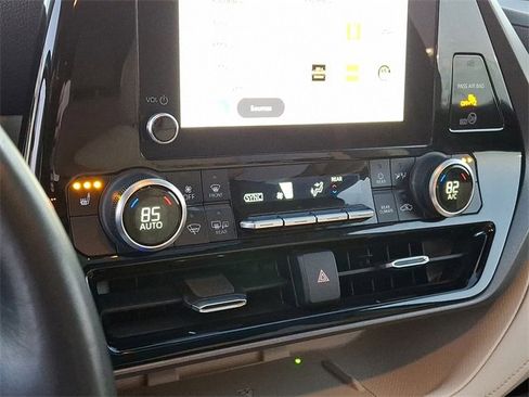Certified 2023 Toyota Highlander XLE image 18
