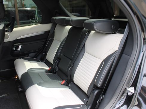 Certified 2024 Land Rover Discovery Dynamic SE image 34