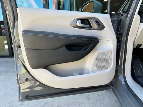 Used 2022 Chrysler Pacifica Touring-L FWD image 12