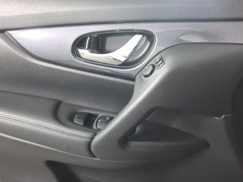 Used 2020 Nissan Rogue SV image 19