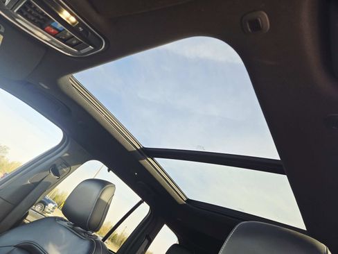 Used 2024 Jeep Grand Cherokee Limited w/ Luxury Tech Group II image 10