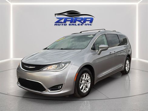 Used 2020 Chrysler Pacifica Touring-L FWD image 3
