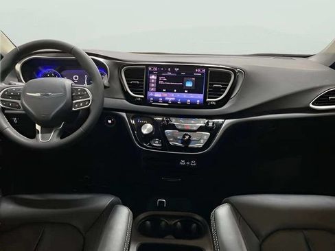 Used 2025 Chrysler Pacifica Select FWD image 13