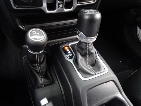 Used 2018 Jeep Wrangler Unlimited Sahara w/ Uconnect 4C Nav & Sound Group image 23