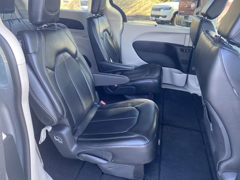 Used 2024 Chrysler Pacifica Touring-L FWD image 21