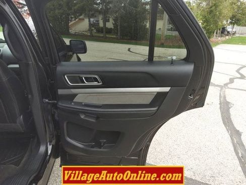 Used 2017 Ford Explorer XLT w/ XLT Technology Feature Bundle AWD/4WD image 37