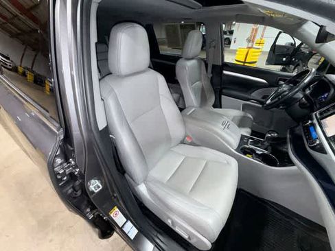 Used 2019 Toyota Highlander XLE AWD/4WD image 16