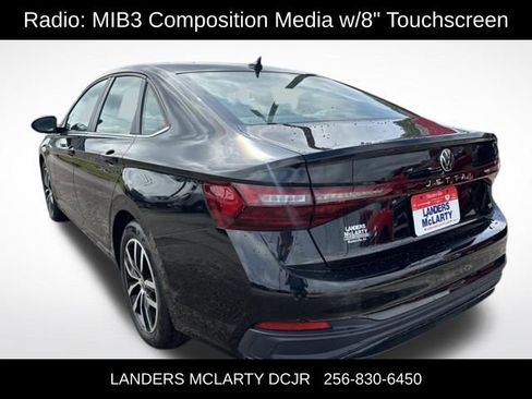 Used 2025 Volkswagen Jetta SE FWD image 4