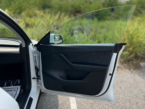 Used 2022 Tesla Model Y Long Range image 36