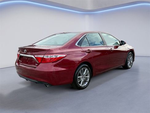 Used 2017 Toyota Camry SE image 3