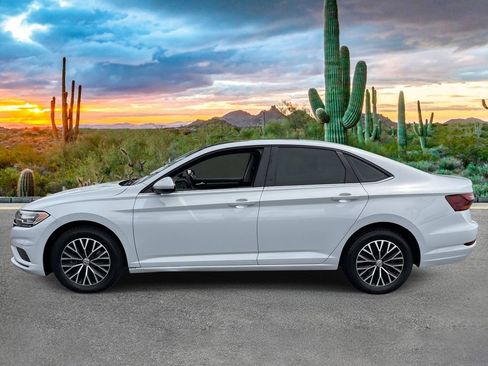 Used 2019 Volkswagen Jetta SE w/ Cold Weather Package FWD image 2