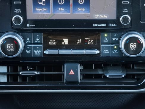 Used 2021 Toyota Highlander XLE FWD image 29