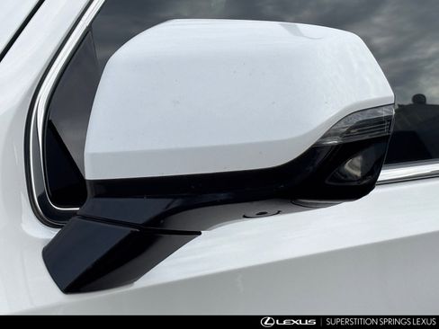 Used 2021 GMC Yukon Denali w/ Denali Premium Package image 8