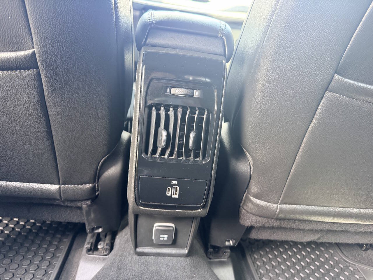 Used 2025 Jeep Compass Latitude w/ Sun & Sound Group AWD/4WD image 33