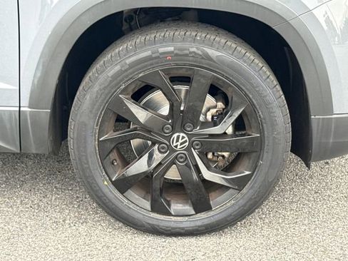 Used 2022 Volkswagen Taos SE w/ Driver Assistance Package AWD/4WD image 11