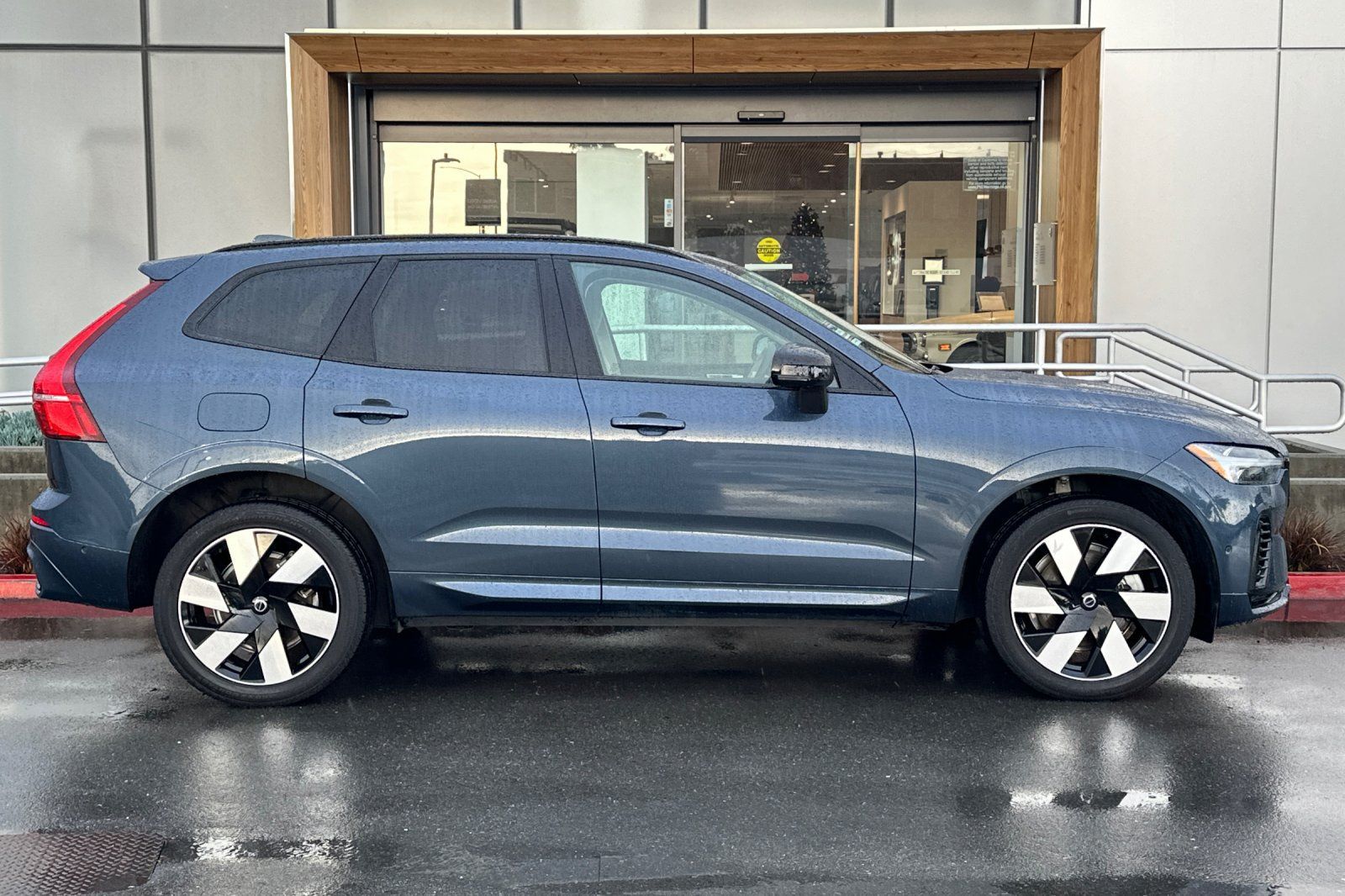 Used 2020 Volvo XC90 T8 Momentum w/ Protection Package AWD/4WD image 8