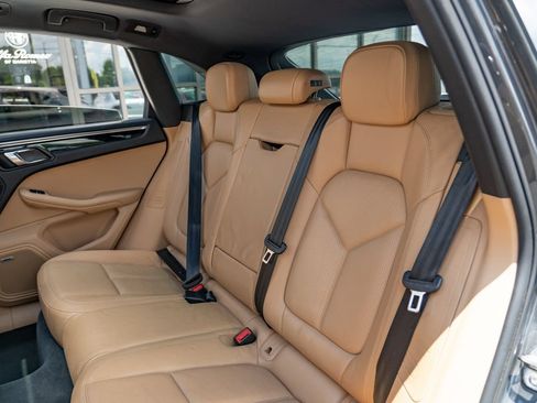 Used 2018 Porsche Macan AWD/4WD image 16