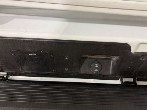 Used 2024 GMC Sierra 1500 AT4 w/ Technology Package image 9