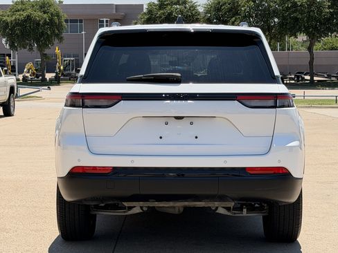 Used 2025 Jeep Grand Cherokee Altitude RWD image 6