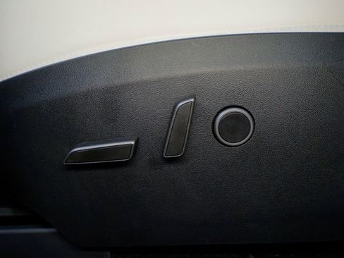 Used 2025 Tesla Model Y Long Range RWD image 6