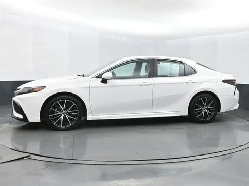 Used 2023 Toyota Camry SE image 5