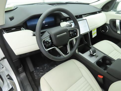 Used 2025 Land Rover Discovery Sport S image 9