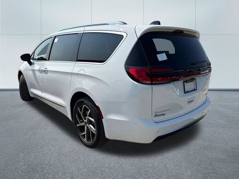 New 2027 Chrysler Pacifica Pinnacle AWD/4WD image 2