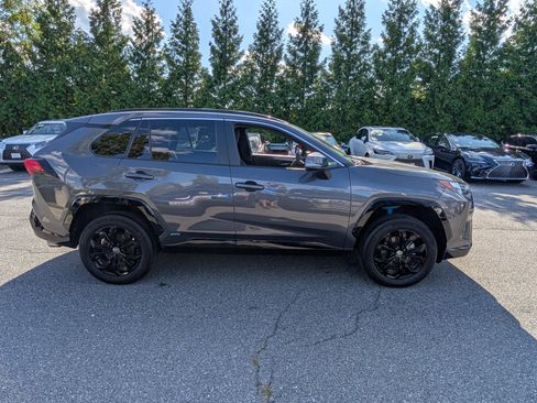 Used 2022 Toyota RAV4 SE image 2