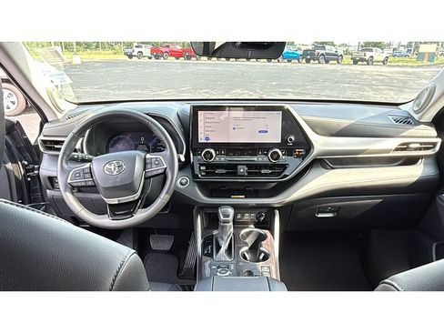 Certified 2024 Toyota Highlander Limited AWD/4WD image 37