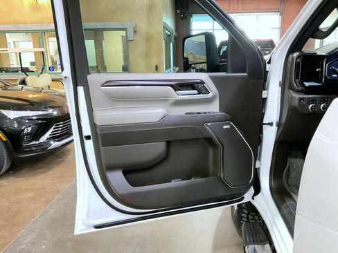 Used 2024 GMC Sierra 2500 SLT w/ SLT Premium Package image 9