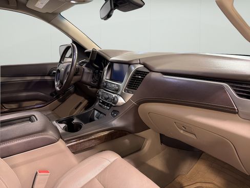 Used 2019 Chevrolet Tahoe LT w/ Luxury Package RWD image 13