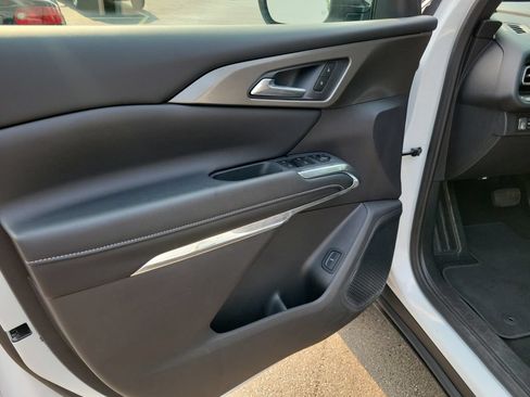 Used 2026 Chevrolet Traverse LT FWD image 23