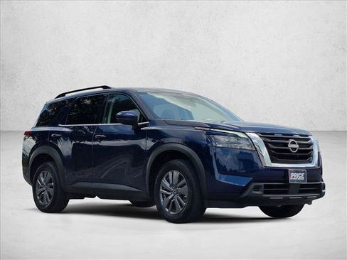 Used 2025 Nissan Pathfinder SV FWD image 3