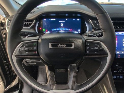 Used 2023 Jeep Grand Cherokee Limited w/ Luxury Tech Group II image 16