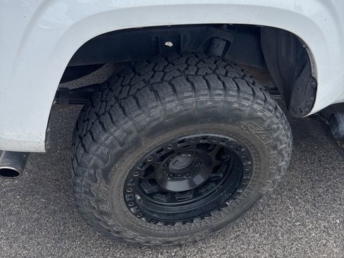 Used 2017 Toyota Tacoma SR image 4