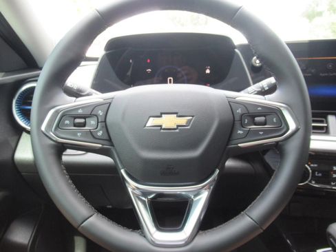 Used 2025 Chevrolet Trax LT w/ Driver Confidence Package FWD image 21