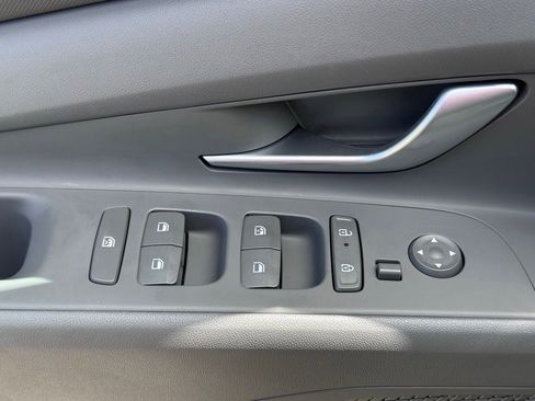 Used 2025 Hyundai Elantra SEL FWD image 21