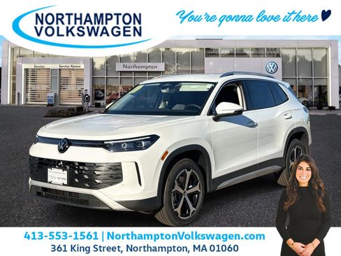 Used 2025 Volkswagen Tiguan SE image 1