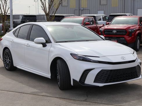 Used 2025 Toyota Camry SE w/ Convenience Package image 25