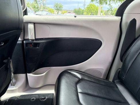 Used 2023 Chrysler Pacifica Touring-L FWD image 16